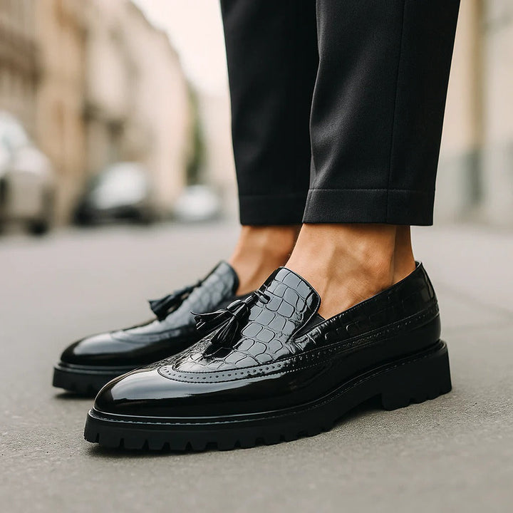 Mocassim formal masculino preto, ideal para reuniões e ambientes de trabalho. Um sapato social essencial para o homem moderno.