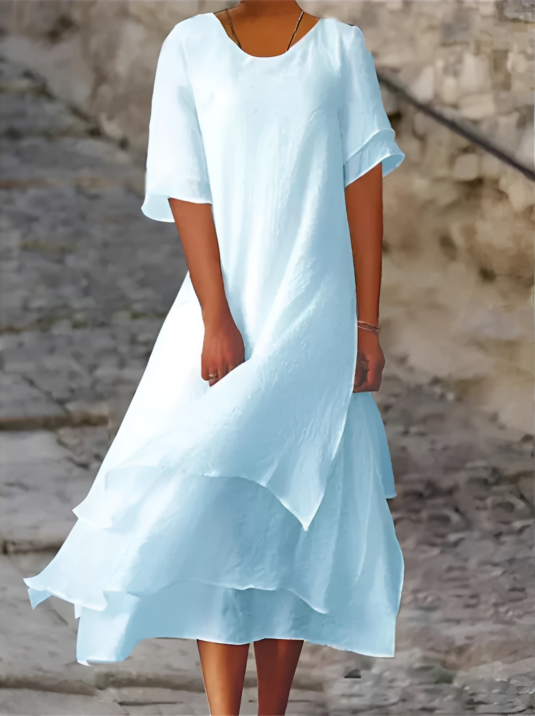 Elegante vestido longo feminino para verão. Solto, confortável e casual, ideal para férias ou um look de primavera.