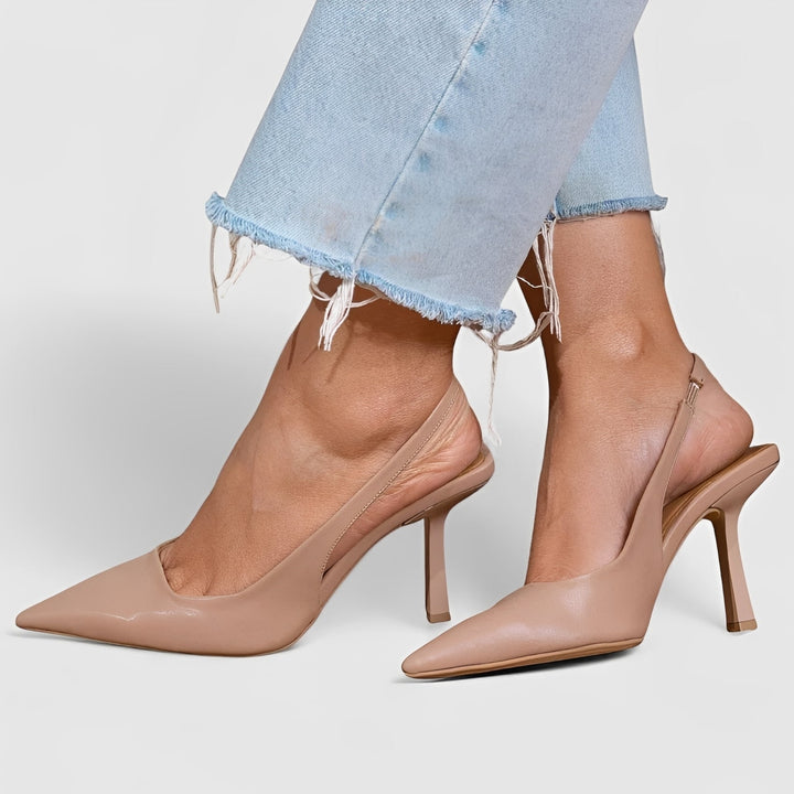 Sapatos femininos com salto agulha bico fino. Saltos altos elegantes para moda feminina, verão e eventos formais.