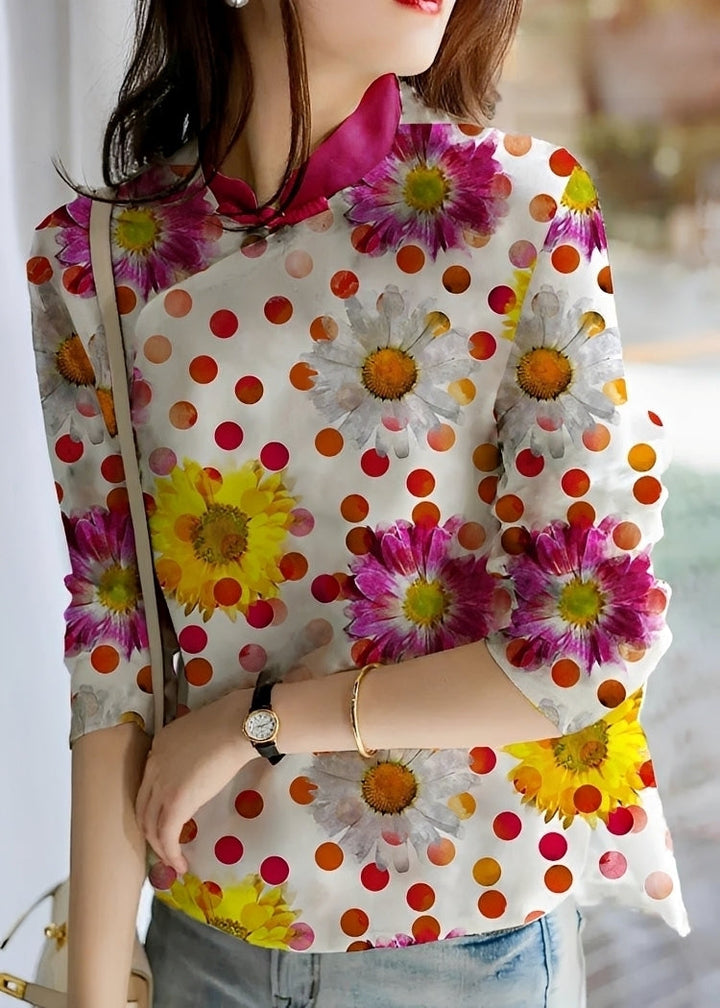 Blusa feminina bordada floral chic e casual. Design leve e elegante, perfeita para um look versátil de verão.