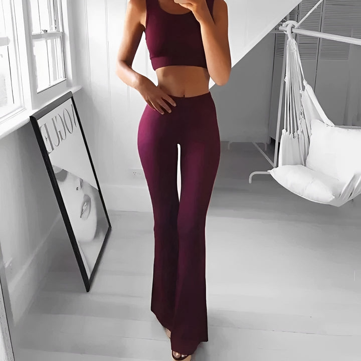 Calças femininas modernas, justas na coxa e com barra flare. Peça versátil e elegante para diversas ocasiões.