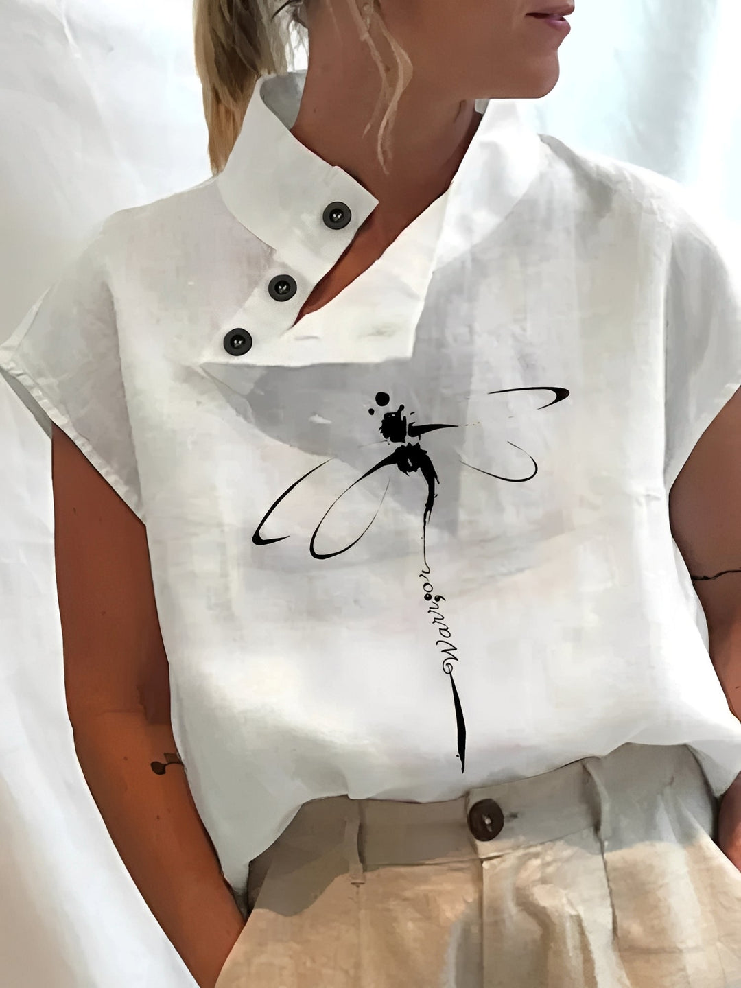 Modelo usando blusa feminina estilosa com padrão moderno. Perfeita para moda verão, casual e versátil.