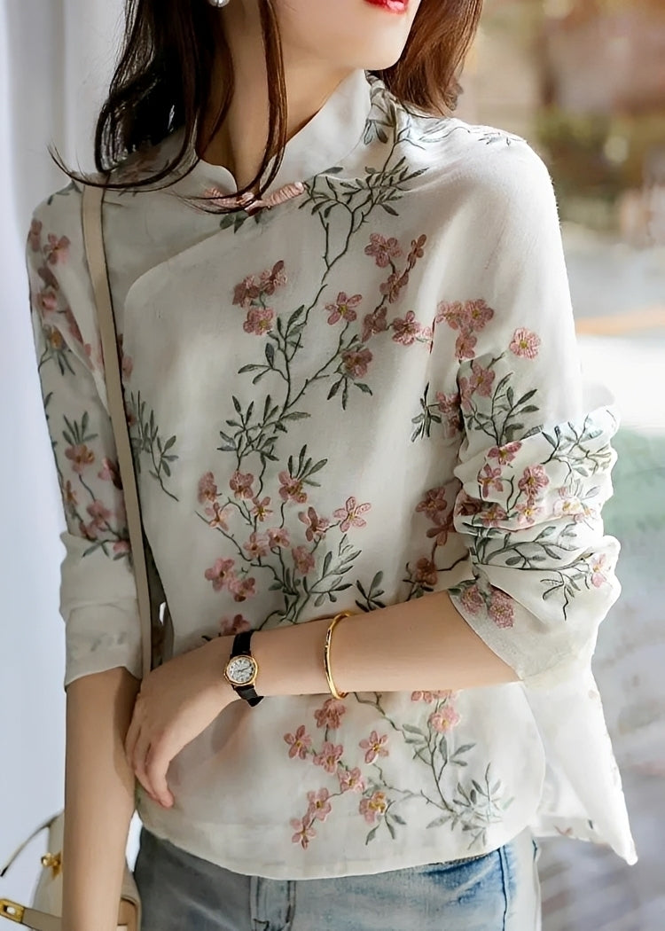 Blusa feminina elegante com bordado floral. Ideal para primavera-verão, moda feminina chic e confortável.