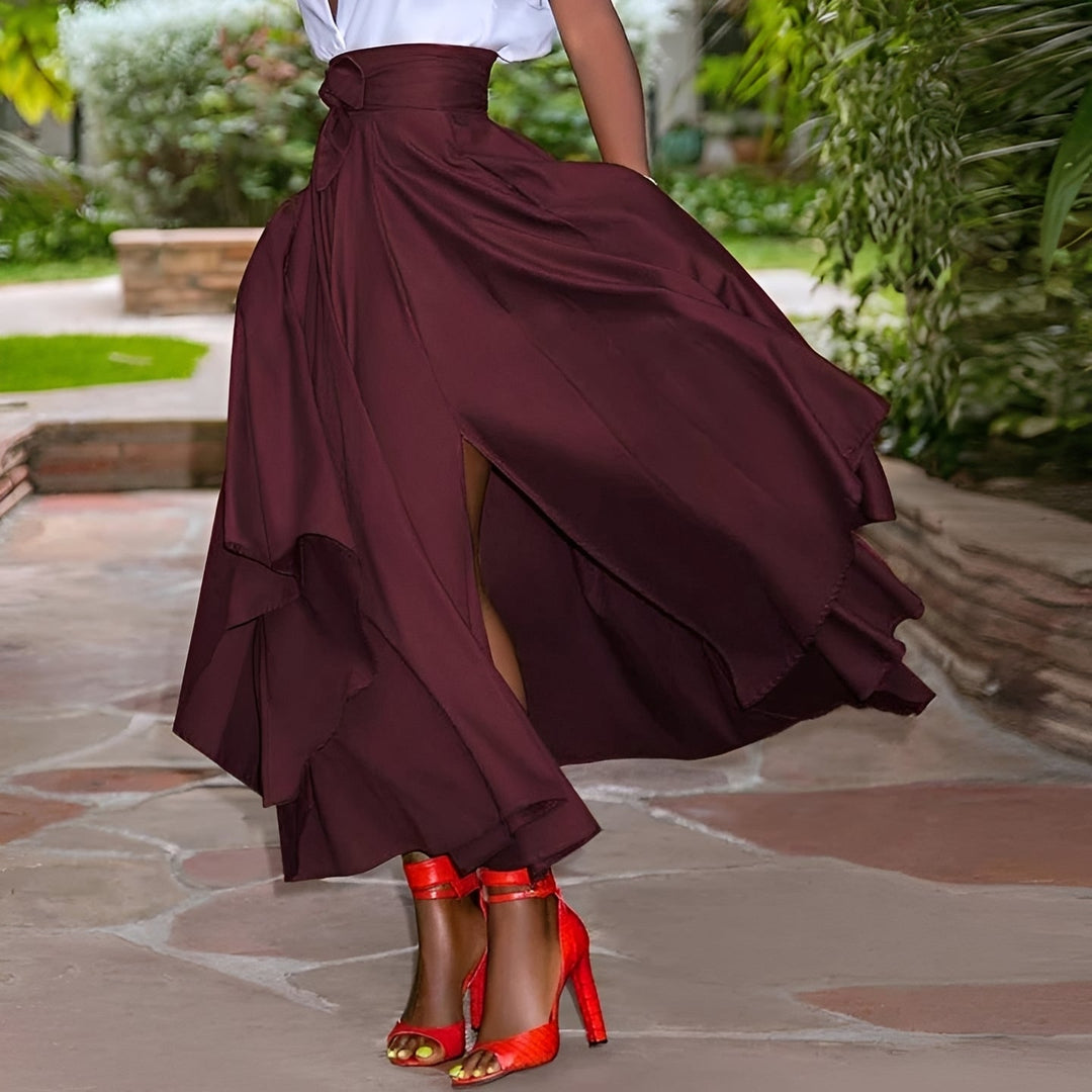 Saia plissada longa feminina confortável, em tons de marrom, azul e vermelha, perfeita para looks casuais.