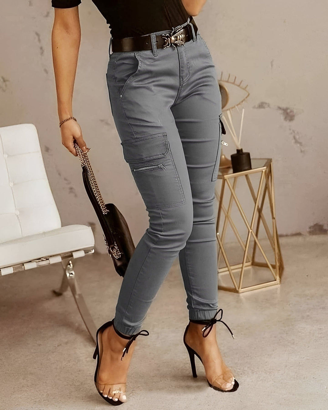 Moderna calça cargo slim feminina, corte justo para verão e estilo casual. Peça versátil na moda atual.