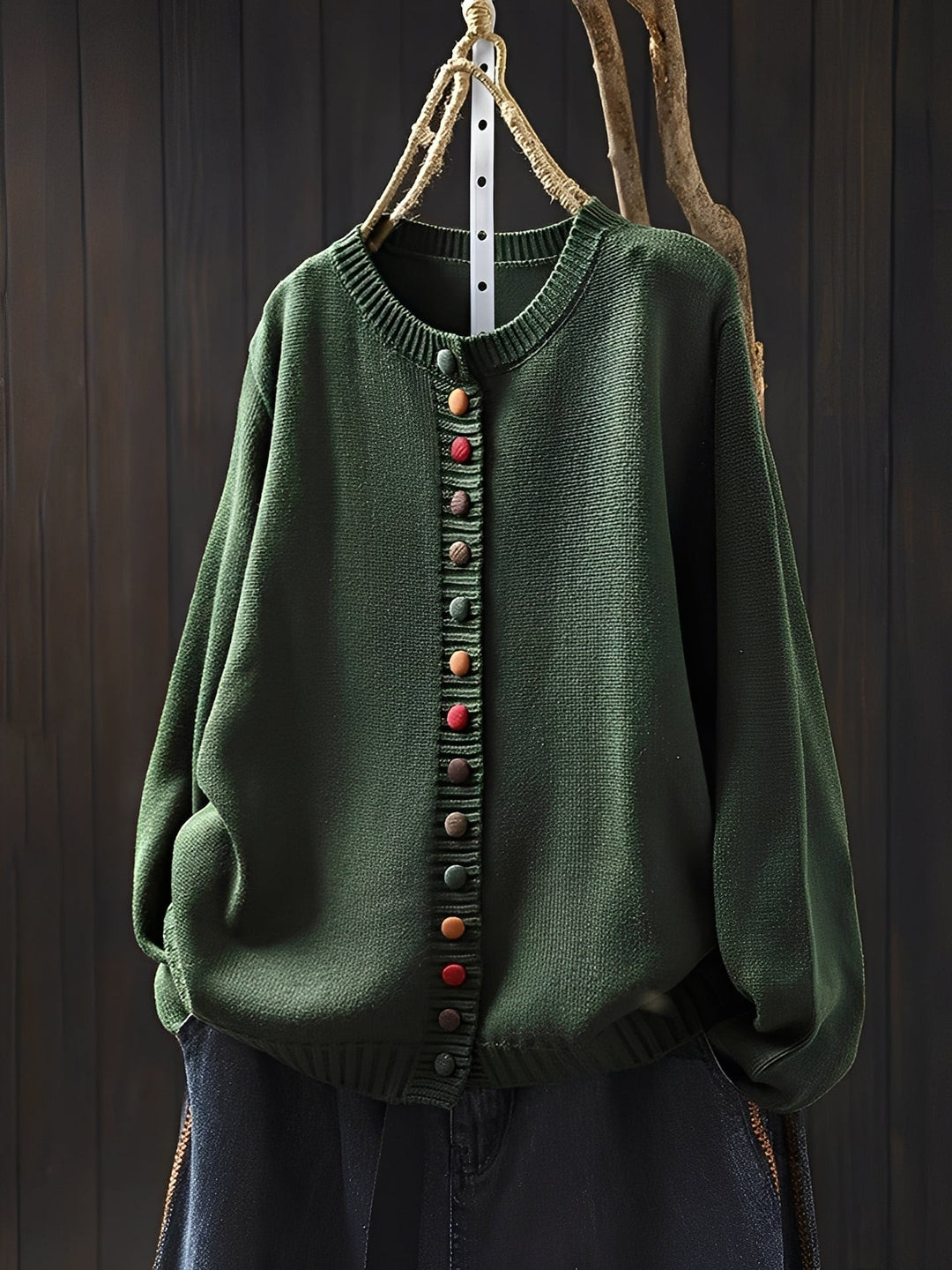 Detalhe do tecido leve do cardigan feminino, ideal para conforto e estilo nas estações de transição.