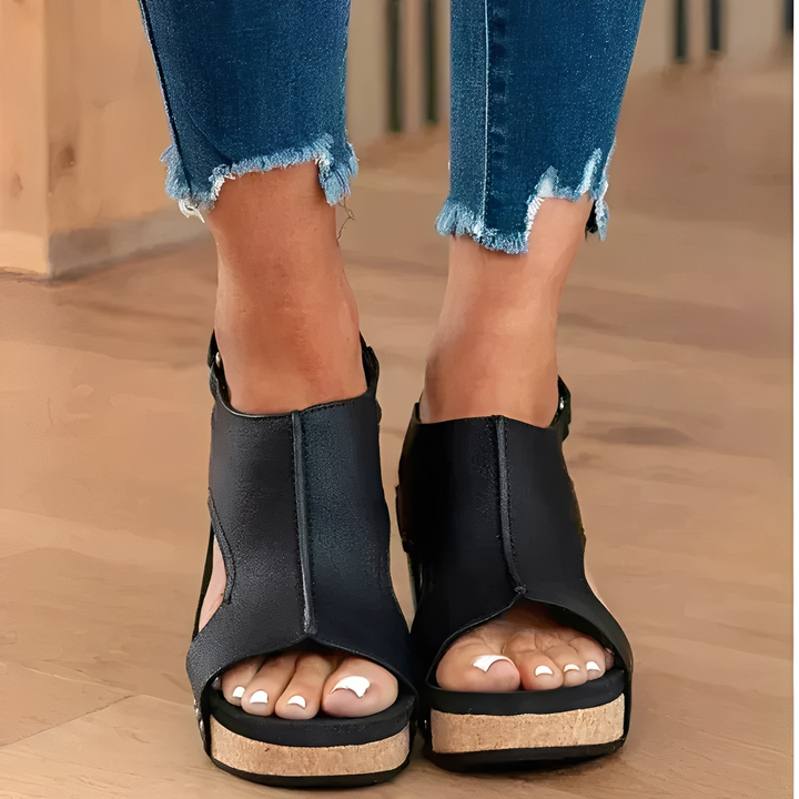 Confortáveis sandálias femininas abertas, ideais para o verão. Calçado estiloso para dias quentes e longas caminhadas.