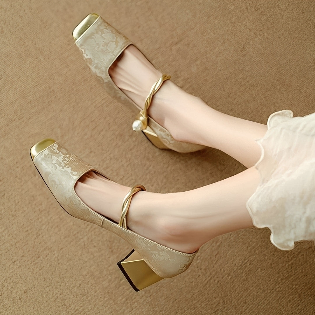 Sandálias de salto alto elegantes para mulher, perfeitas para o verão e moda praia. Design moderno e confortável.