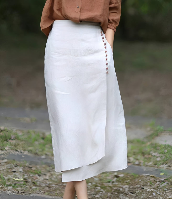 Detalhe da saia feminina assimétrica com caimento fluido em linha A, perfeito para o dia a dia e ocasiões especiais.