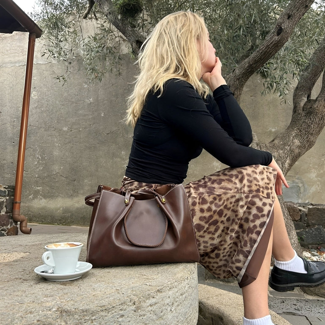 Bolsa de ombro feminina Sabrina retrô elegante, ideal para o verão, disponível em marrom e preto.