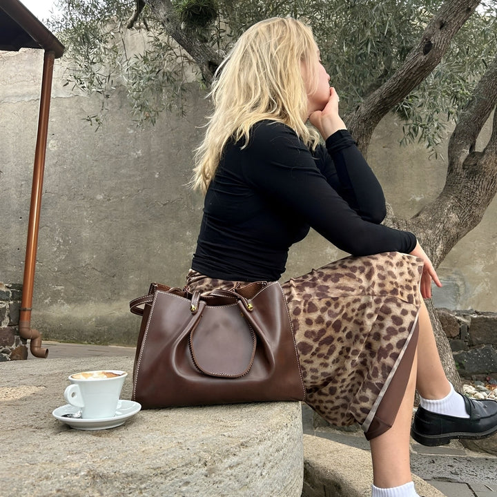 Bolsa de ombro feminina Sabrina retrô elegante, ideal para o verão, disponível em marrom e preto.