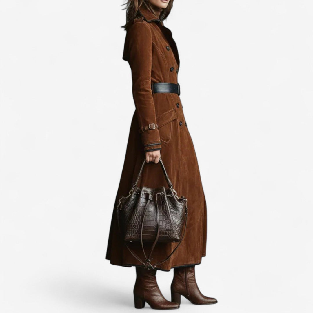 Trench coat feminino longo e clássico, com abotoamento duplo, perfeito para moda outono/inverno.