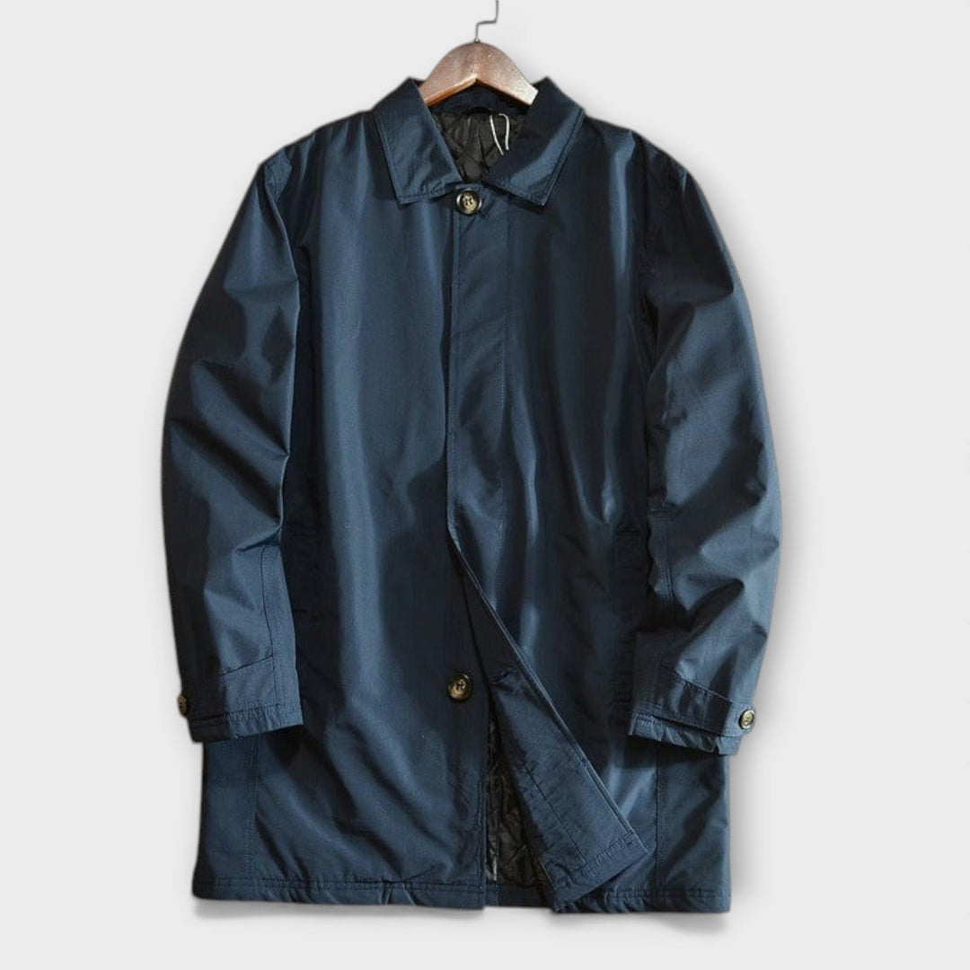 Roupa masculina de frio versátil, este casaco impermeável costeiro oferece proteção contra vento. Perfeito para o outono.