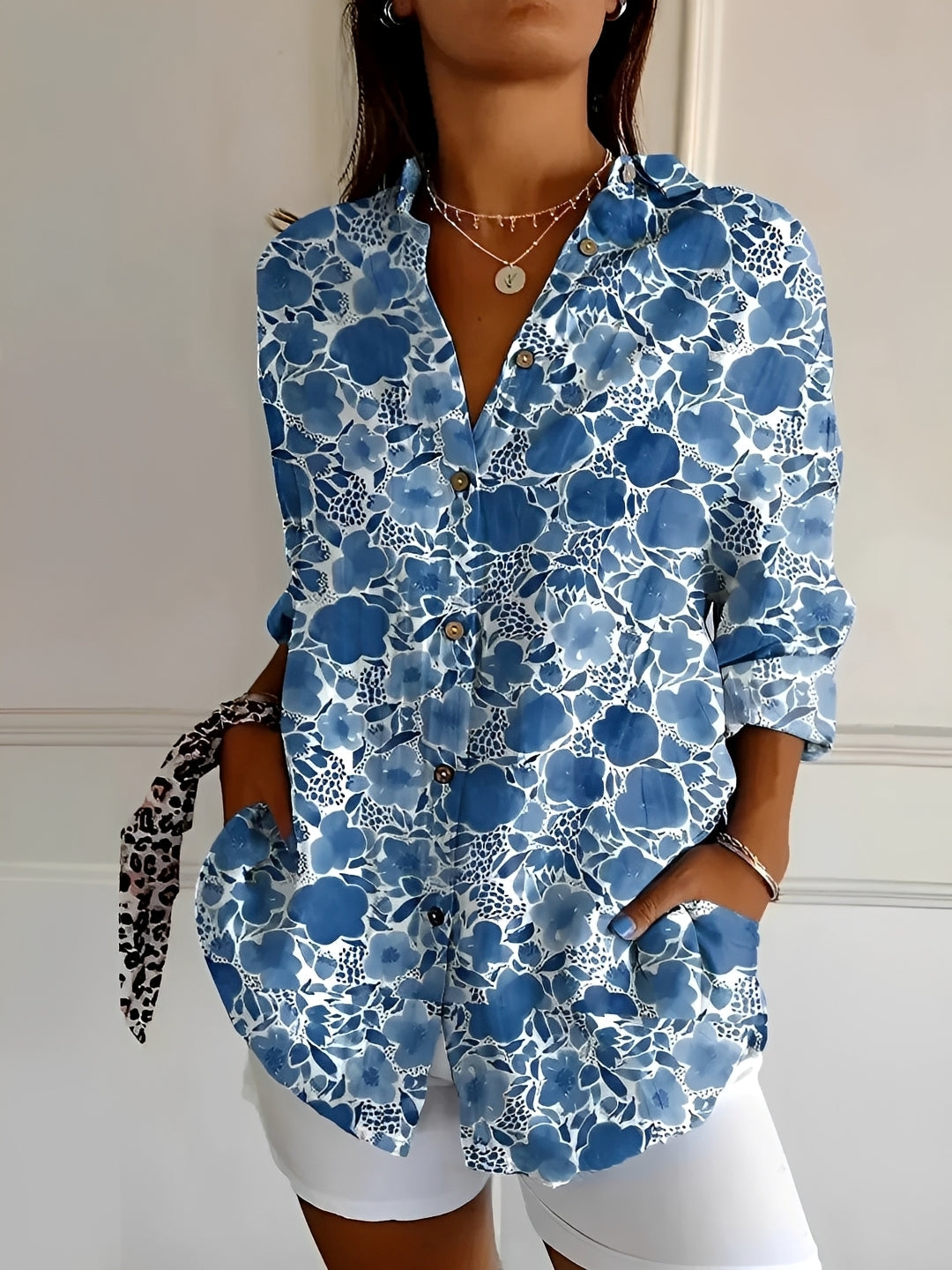 Blusa feminina de botões Chantelle, ideal como roupa de trabalho e estilo elegante e versátil.