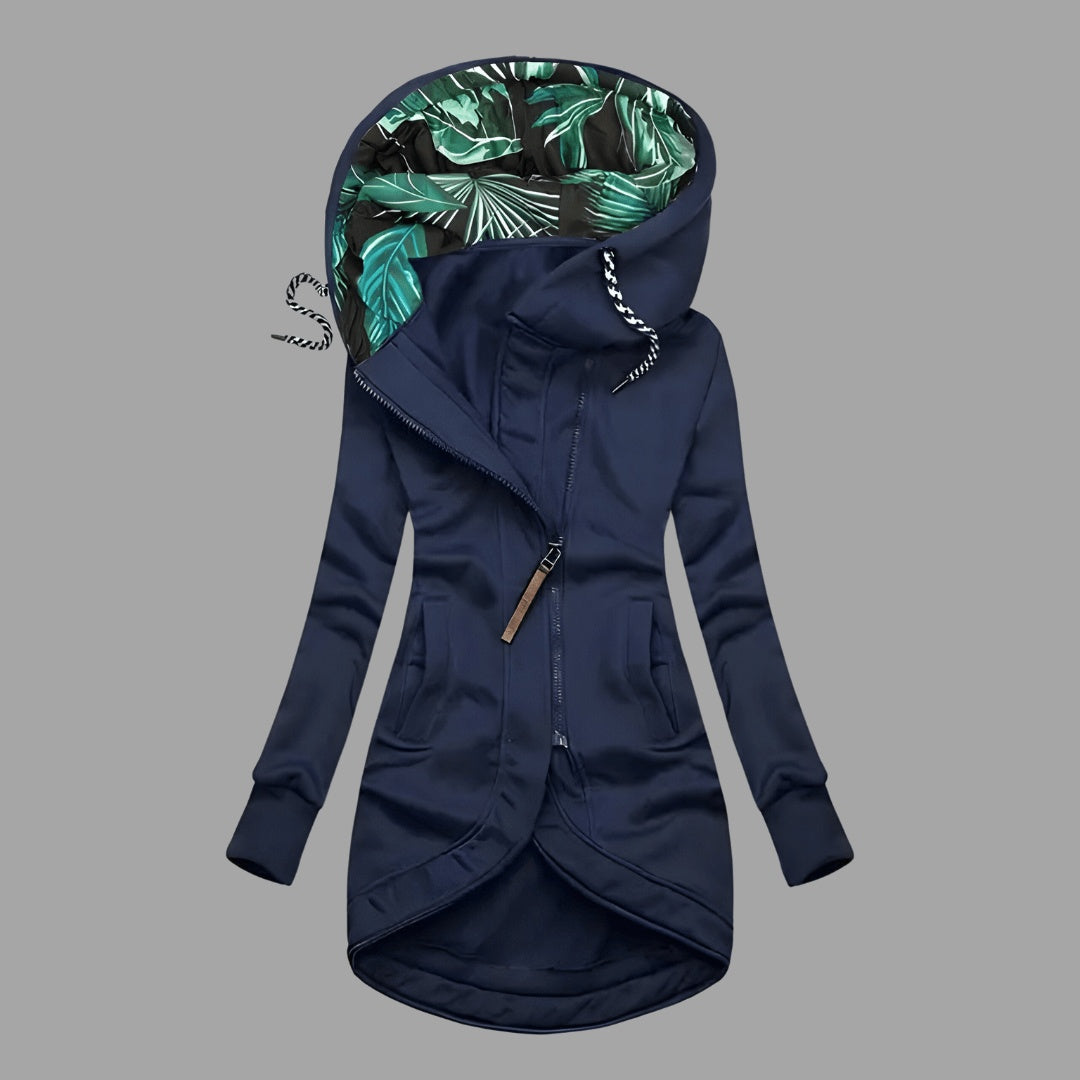 Capa de chuva feminina Inês com capuz e forro estampado, ideal para outono/inverno. Proteção elegante e prática.
