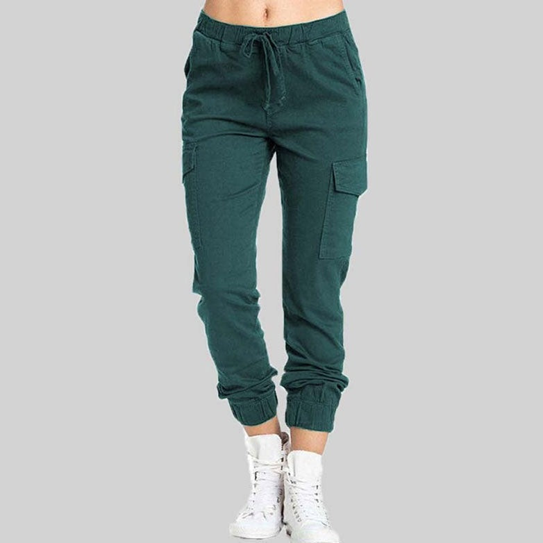 Calças cargo femininas com cintura elástica e bolsos laterais, ideais para um look casual e confortável no dia a dia.