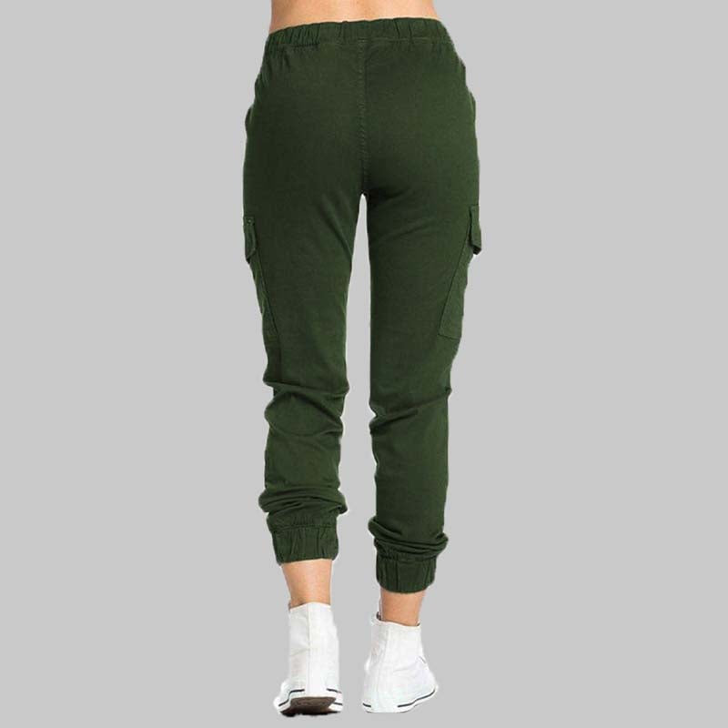 Detalhe da cintura elástica e bolsos utilitários das calças cargo femininas, garantia de conforto e estilo.