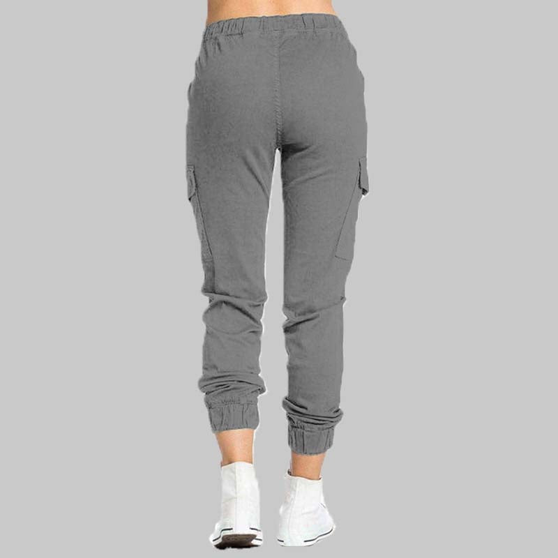 Modelo usando calças cargo femininas com cintura elástica e bolsos, compondo um look casual e moderno.
