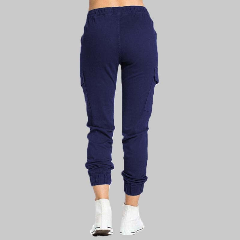 Calças cargo femininas com múltiplos bolsos e cintura elástica, oferecendo praticidade e estilo casual urbano.