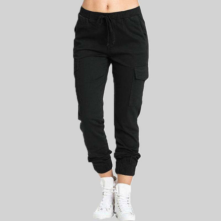 Calças cargo femininas modernas, cintura elástica, bolsos utilitários, perfeitas para um visual casual e moderno.