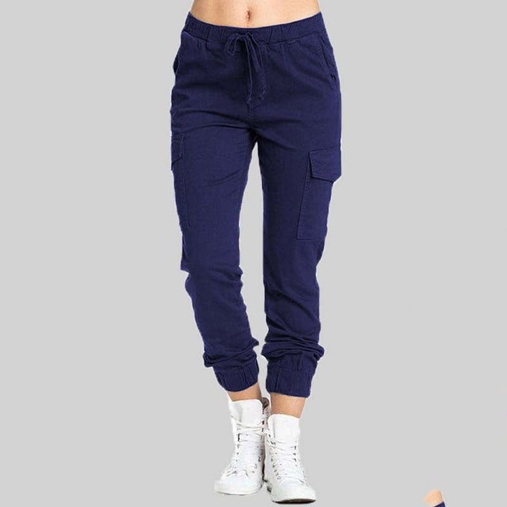 Calça cargo feminina jogger, estilo streetwear, com cintura elástica para um visual moderno e versátil.