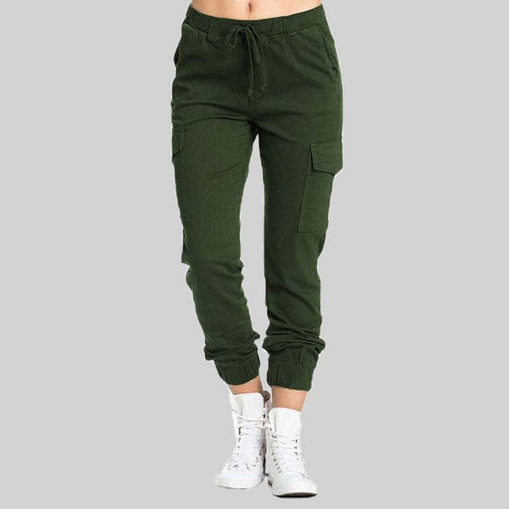 Mulher exibindo calças cargo femininas com cintura elástica e bolsos, combinando conforto e estilo streetwear.