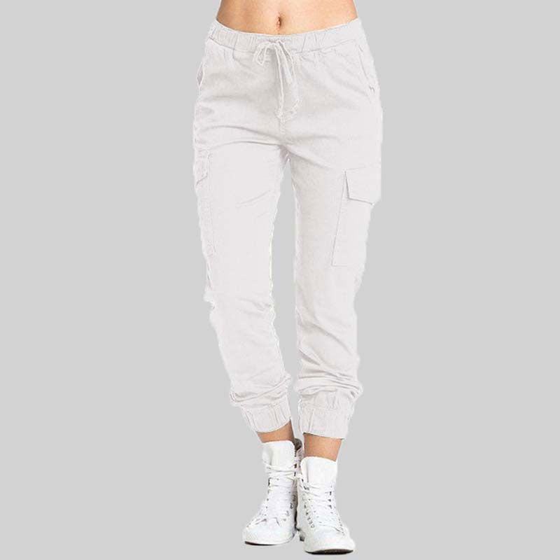 Calça cargo feminina resistente, com cintura elástica e múltiplos bolsos, para moda casual e conforto duradouro.