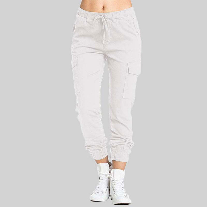 Calça cargo feminina resistente, com cintura elástica e múltiplos bolsos, para moda casual e conforto duradouro.