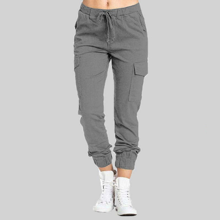 Calças cargo femininas modelo jogger, com cintura elástica para ajuste perfeito e bolsos funcionais.