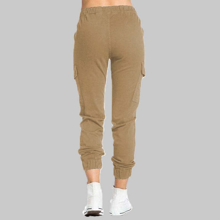 Calça cargo feminina versátil, cintura elástica, com bolsos, perfeita para looks streetwear e moda casual.