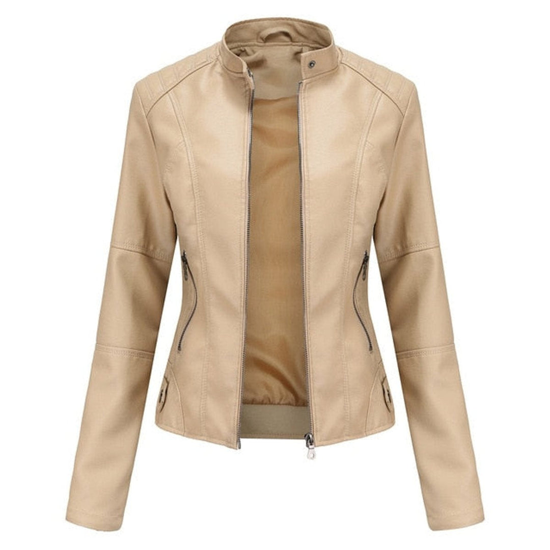 Casaco de polipele feminino curto, gola alta e fechos metálicos. Estilo biker moderno para outono/primavera.