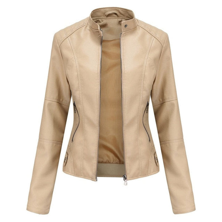 Casaco de polipele feminino curto, gola alta e fechos metálicos. Estilo biker moderno para outono/primavera.