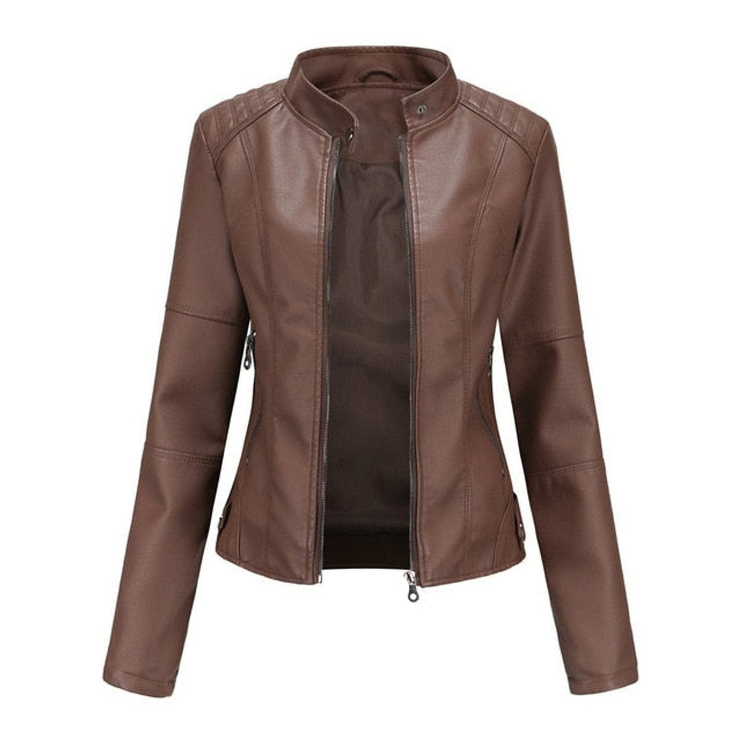 Casaco feminino curto de polipele com gola alta e fechos. Ideal para moda urbana e transição de estação, casual chic.