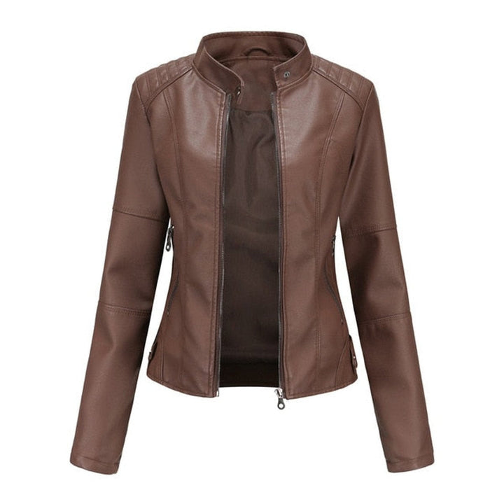 Casaco feminino curto de polipele com gola alta e fechos. Ideal para moda urbana e transição de estação, casual chic.