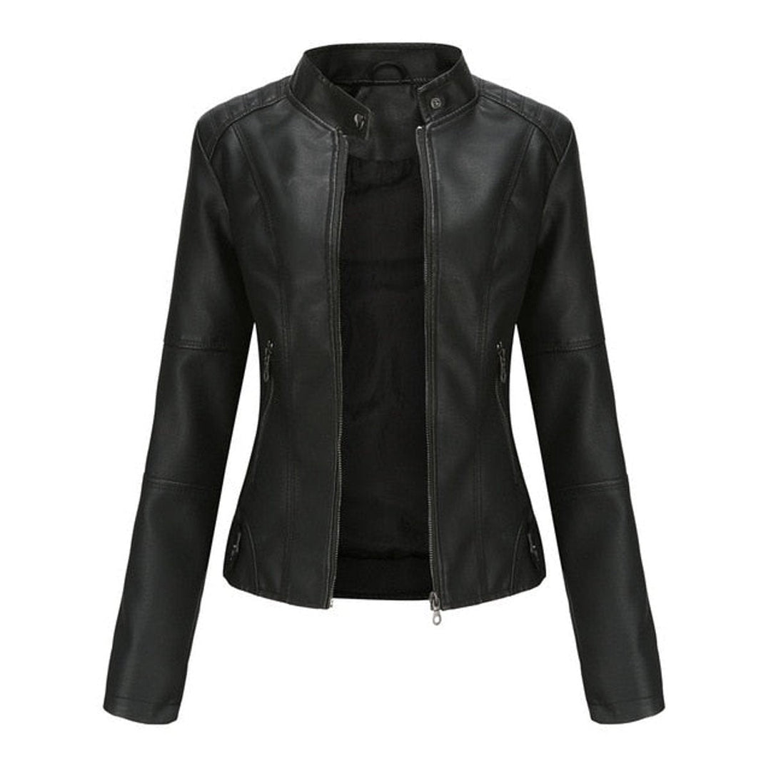 Elegante casaco de polipele feminino, corte curto, com gola alta e detalhes em fechos. Peça moderna para looks diários.