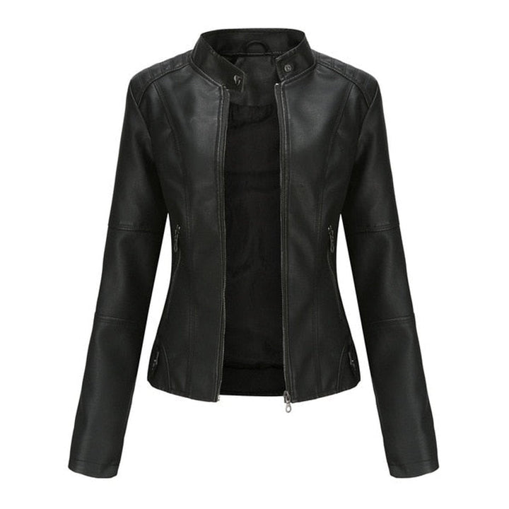 Elegante casaco de polipele feminino, corte curto, com gola alta e detalhes em fechos. Peça moderna para looks diários.