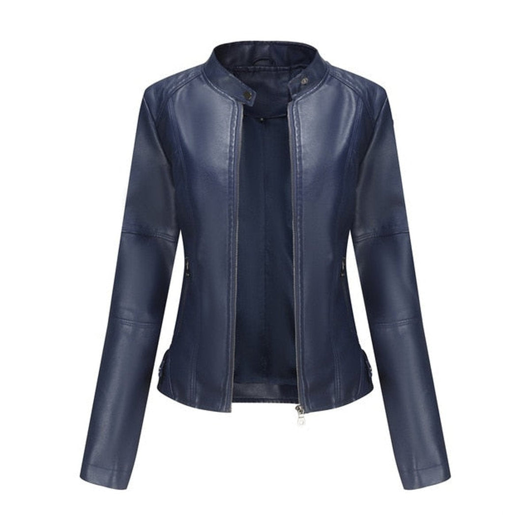 Casaco polipele feminino curto estilo biker, com gola alta e fechos metálicos. Perfeito para outono/primavera moderno.