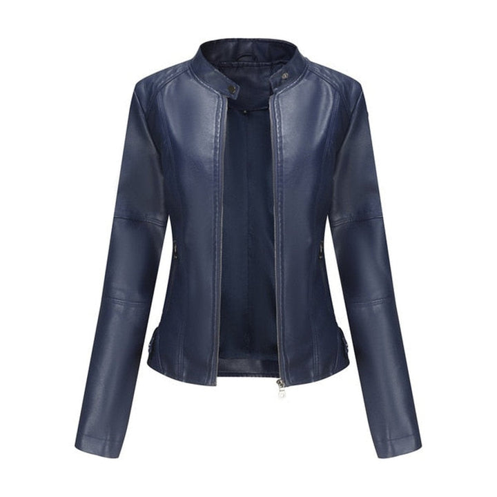 Casaco polipele feminino curto estilo biker, com gola alta e fechos metálicos. Perfeito para outono/primavera moderno.