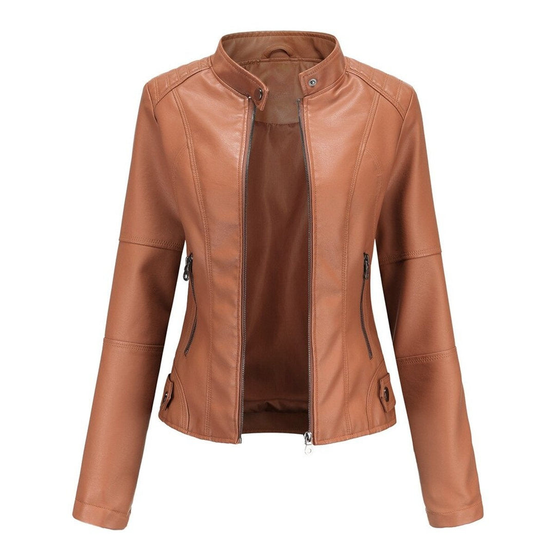 Casaco feminino de polipele curto, gola alta e fechos metálicos. Design versátil, casual chic para moda urbana atual.