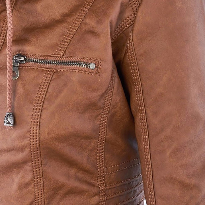Elegante casaco feminino em couro sintético, design biker com zíperes e capuz removível.