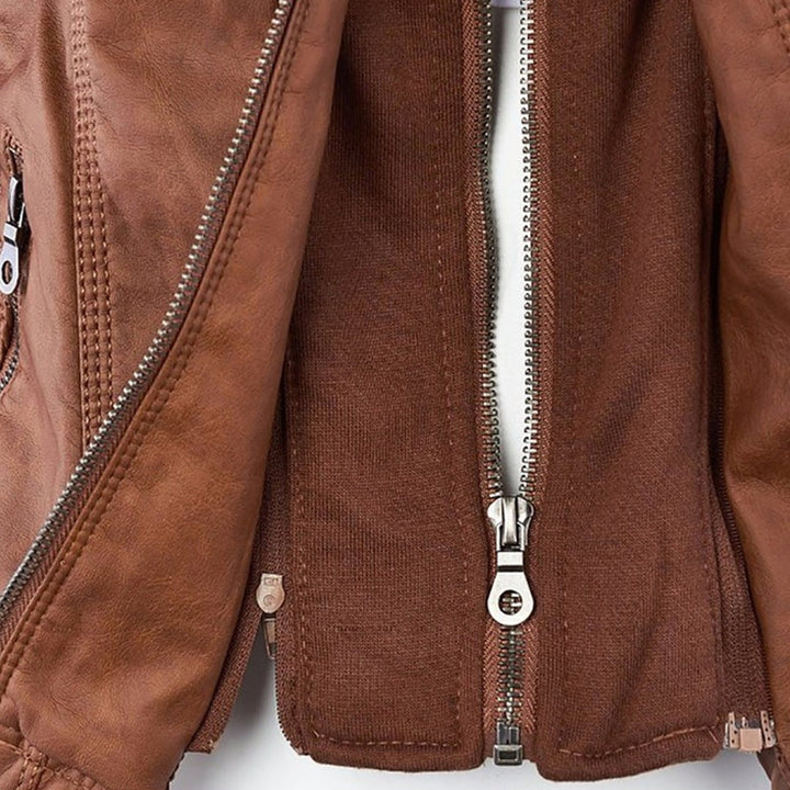Casaco biker preto feminino, couro sintético, capuz removível. Estilo casual e moda mulher.