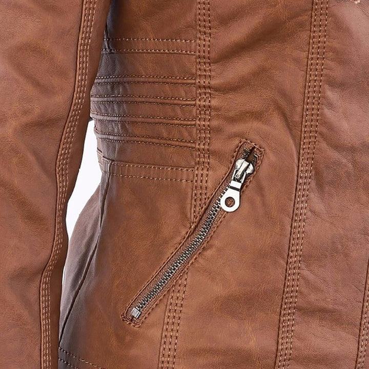 Jaqueta feminina de couro sintético, capuz removível para diversas combinações. Estilo urbano versátil.