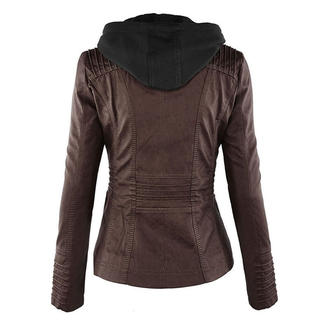 Casaco feminino de couro sintético, capuz removível e detalhes de zíperes, para um look biker autêntico.