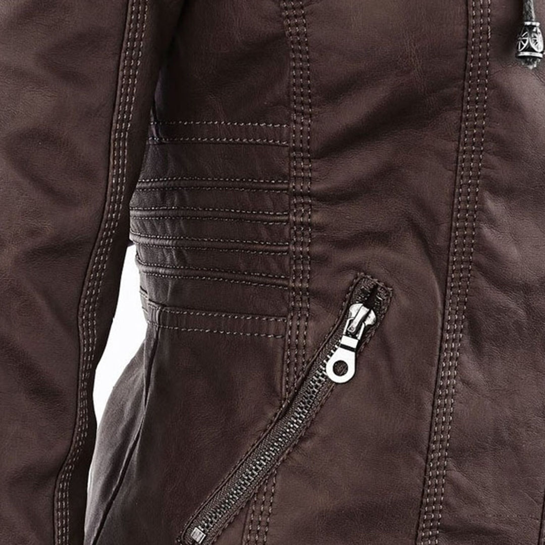 Jaqueta biker em couro sintético preta, com capuz removível, perfeita para um estilo casual moderno.