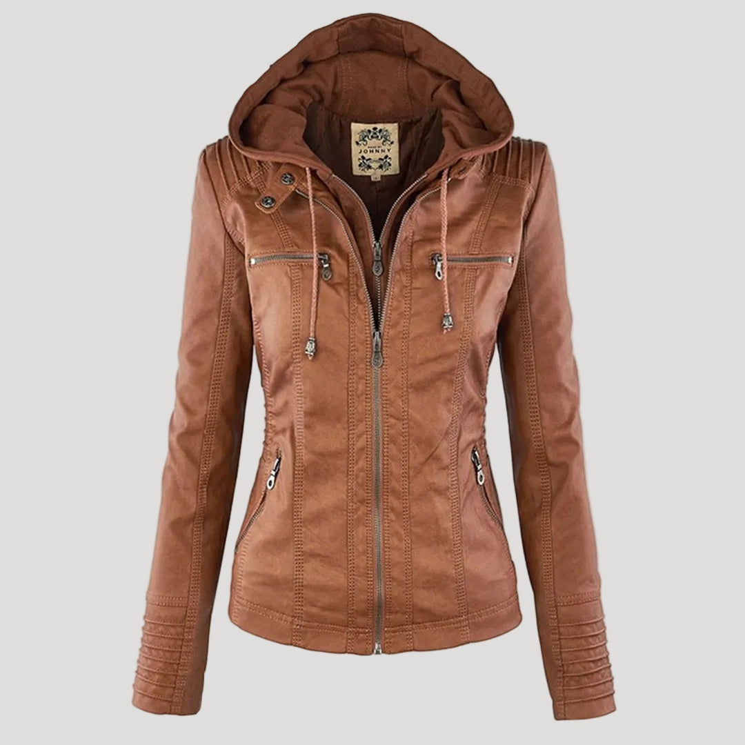 Mulher usando casaco biker feminino de couro sintético com capuz removível, estilo urbano.