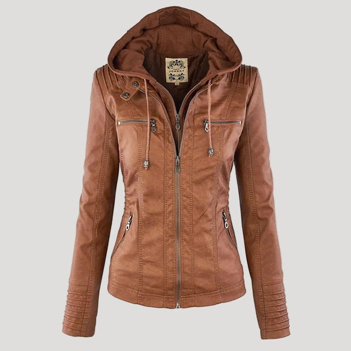 Mulher usando casaco biker feminino de couro sintético com capuz removível, estilo urbano.