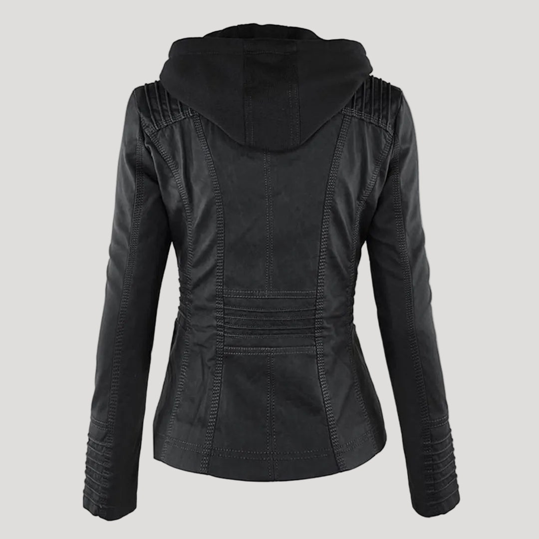 Estilosa jaqueta de couro sintético preta, modelo biker para mulher, com capuz e zíperes decorativos.