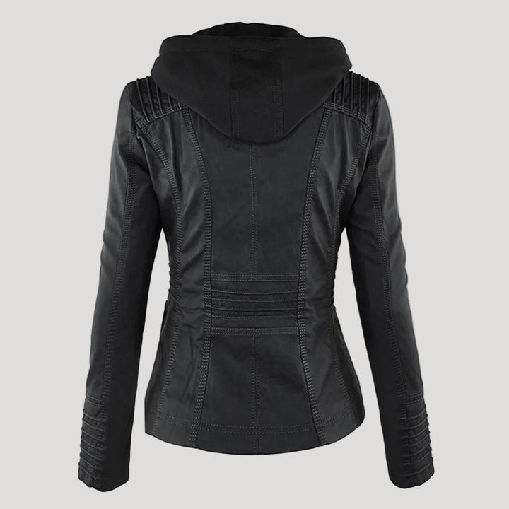 Estilosa jaqueta de couro sintético preta, modelo biker para mulher, com capuz e zíperes decorativos.