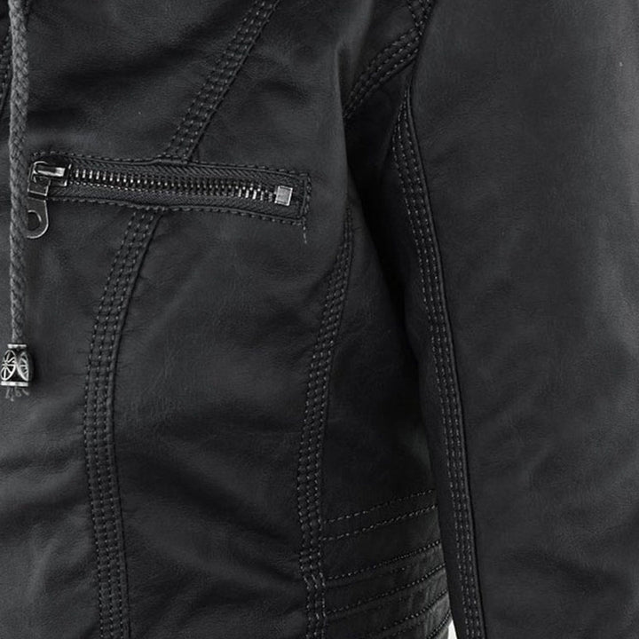 Moda mulher: Casaco biker versátil com capuz removível, feito em couro sintético de alta qualidade.