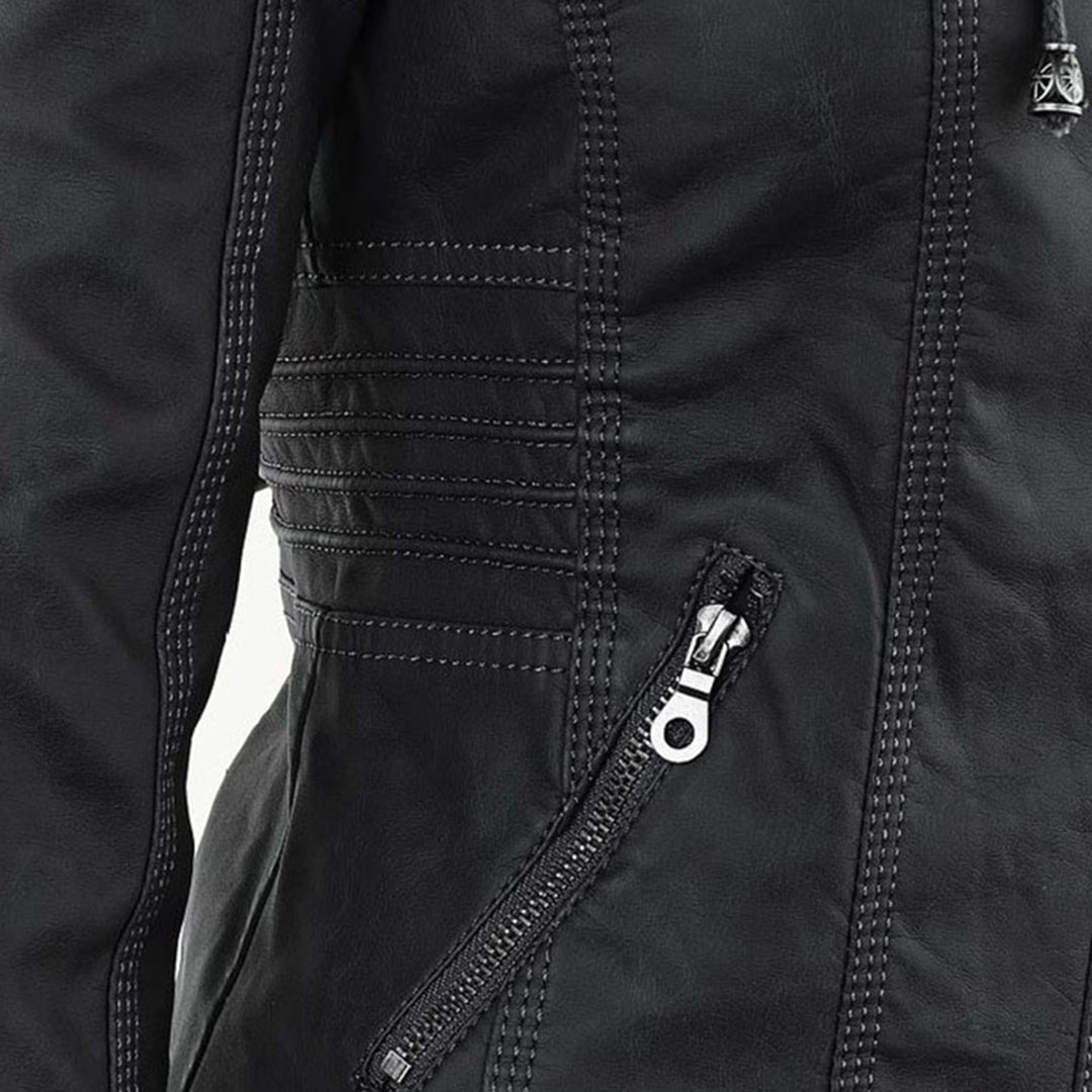 Detalhe do capuz removível do casaco biker feminino em couro sintético, versatilidade no seu look.